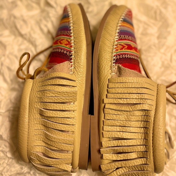 Minnetonka Frisco Western bootie. Leather and woven blanket pattern fabr… - Picture 7 of 8